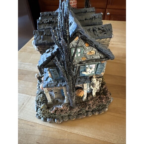 Hawthorne Village LILY'S INN THE MUNSTERS HALLOWEEN VILLAGE No. A3135 (READ DES) - Picture 3 of 12